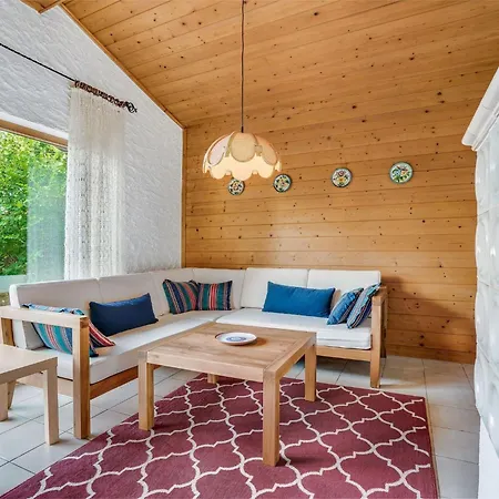 شاليه Quaint Chalet With Garden Terrace Fireplace Play Equipment *