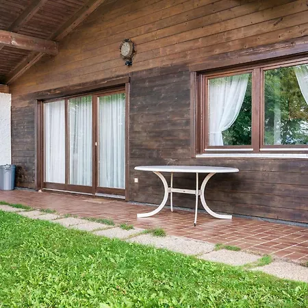 شاليه Quaint Chalet With Garden Terrace Fireplace Play Equipment