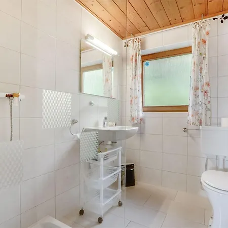 شاليه Quaint Chalet With Garden Terrace Fireplace Play Equipment